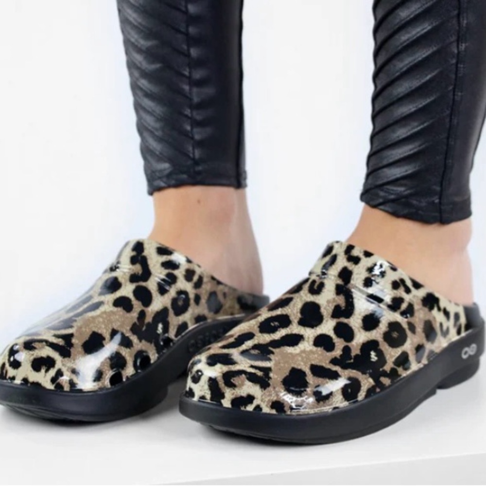 Women’s OOFOS oocloog size 11 / 42